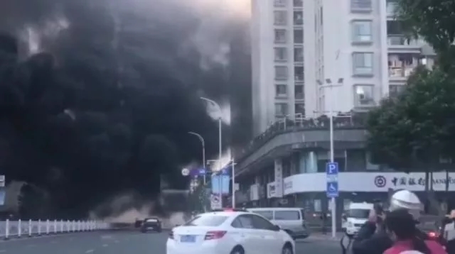 廣東汕頭一在建樓盤突發(fā)火災，現(xiàn)場濃煙滾滾，相當驚險！
